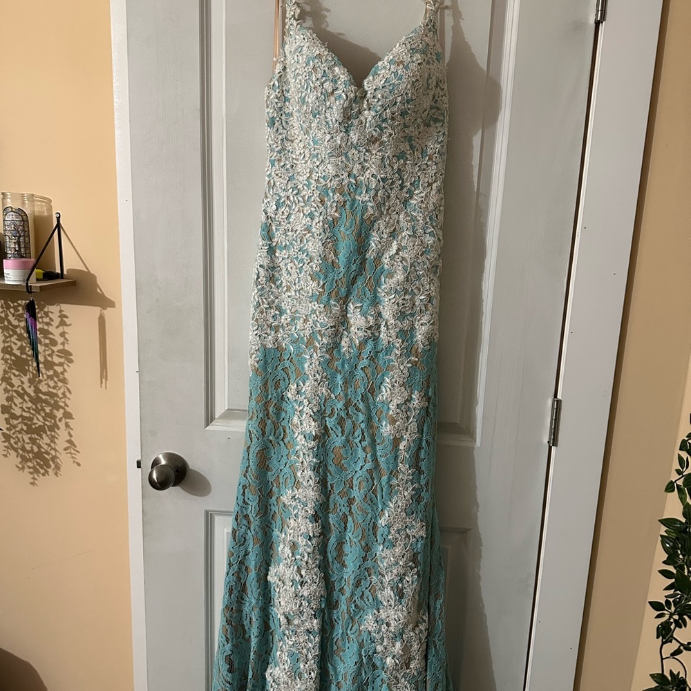 Elegant Lace Evening Gown - Picture 1 of 4